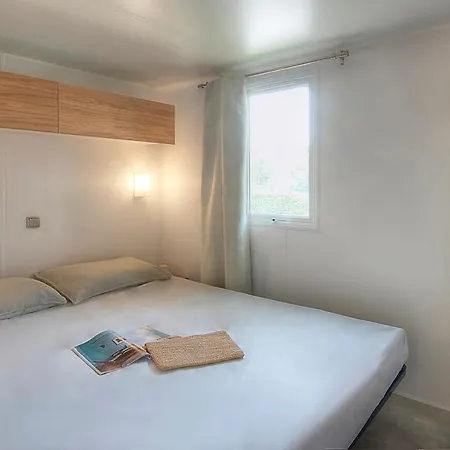 La Plage D'argens مكان تخييم