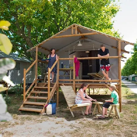 مكان تخييم La Plage D'argens 4*